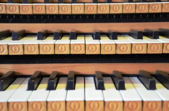 "Die Orgel ist ohne Zweifel das größte, das kühnste und das herrlichste aller von menschlichem Geist erschaffenen Instrumente. Sie ist ein ganzes Orchester, von dem eine geschickte Hand alles verlangen, auf dem sie alles ausführen kann". (Honoré de Balzac) "Die Orgel ist ohne Zweifel das größte, das kühnste und das herrlichste aller von menschlichem Geist erschaffenen Instrumente. Sie ist ein ganzes Orchester, von dem eine geschickte Hand alles verlangen, auf dem sie alles ausführen kann". (Honoré de Balzac)