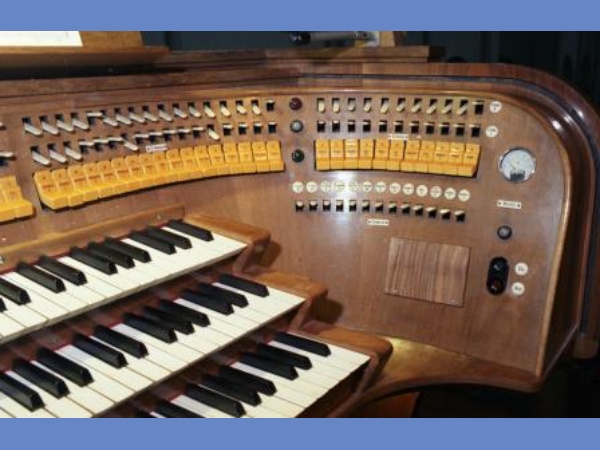 02 Orgel Spieltisch rechts 1992