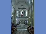 11 Hängekreuz im Kirchenraum