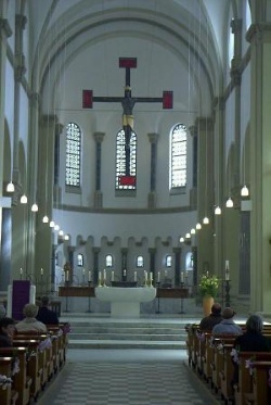 Hängekreuz im Kirchenraum