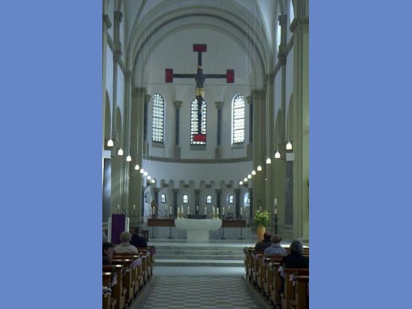 11 Hängekreuz im Kirchenraum