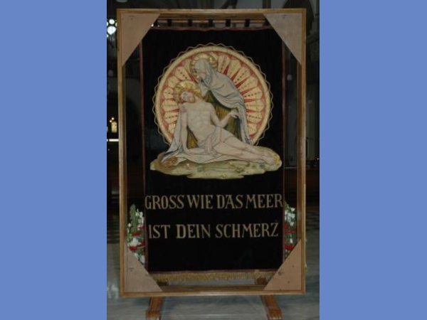 16 Frauenkongregation Fahne hinten