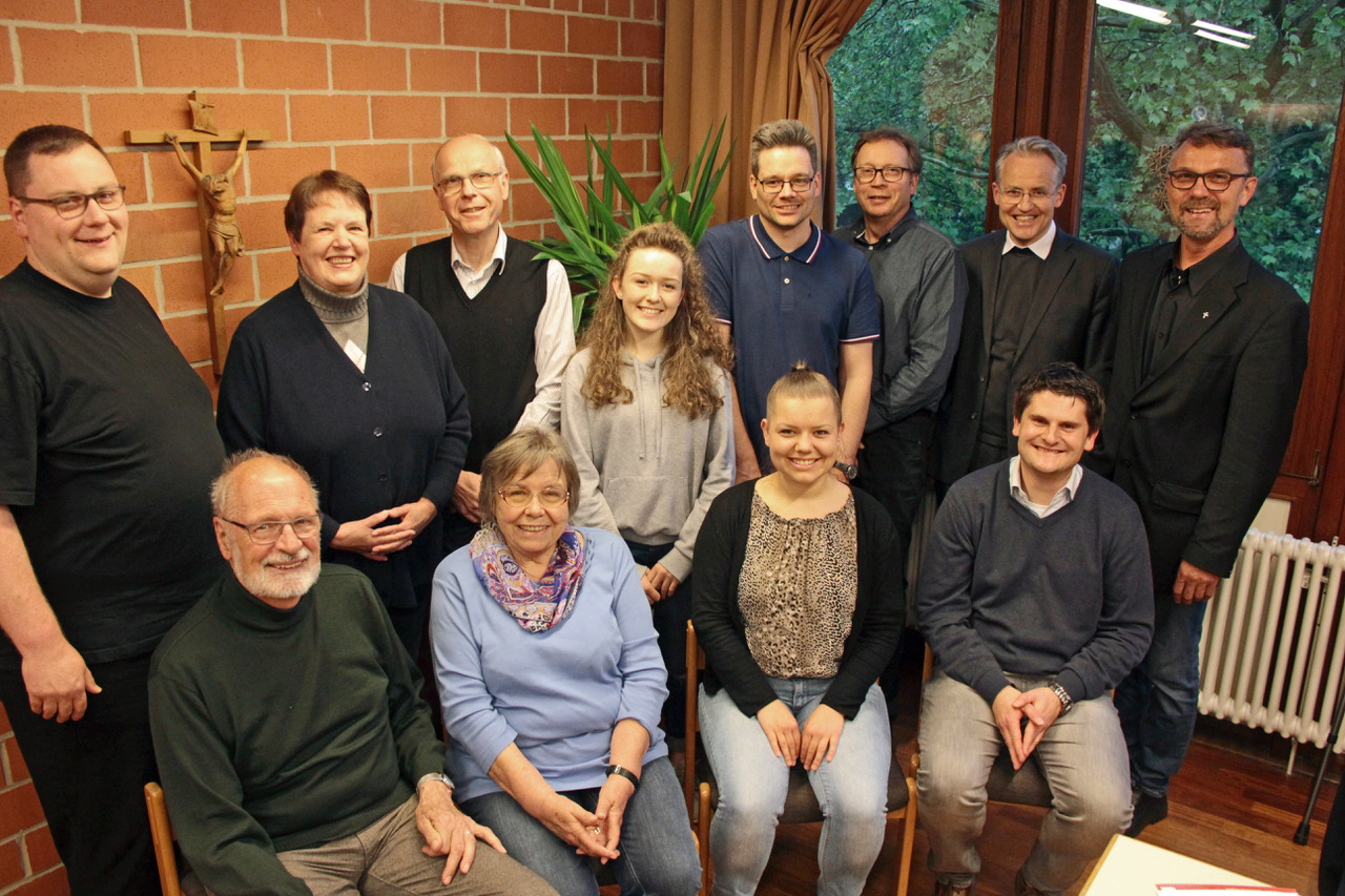 stehend von links nach rechts: Gemeindereferent Konrad Meyer, Maria Hofmann, Dr. Martin le Claire, Lisa Gabor, Stefan Kirschbaum, Volker Lehnhoff, Kaplan Dr. Heribert Lennartz, Diakon Leonard Galli, sitzend von links nach rechts: Dr. Heinz-Gerd Karhausen, Monika Uibel, Katharina Nieboj, Christian Feistauer. nicht anwesend: Bettina Chumchal, Heinz-Georg Honnef (Vertreter des KGV), Pfarrer Michael Mohr. Foto: Monika Steinebach stehend von links nach rechts: Gemeindereferent Konrad Meyer, Maria Hofmann, Dr. Martin le Claire, Lisa Gabor, Stefan Kirschbaum, Volker Lehnhoff, Kaplan Dr. Heribert Lennartz, Diakon Leonard Galli, sitzend von links nach rechts: Dr. Heinz-Gerd Karhausen, Monika Uibel, Katharina Nieboj, Christian Feistauer. nicht anwesend: Bettina Chumchal, Heinz-Georg Honnef (Vertreter des KGV), Pfarrer Michael Mohr. Foto: Monika Steinebach